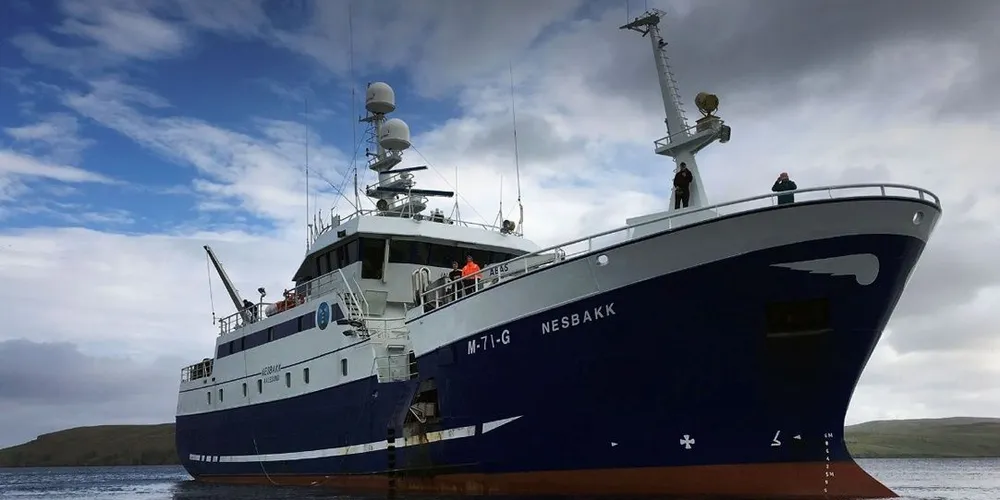 Autolinebåten «Nesbakk» har fått ny motor. - For oss er det veldig viktig at vi har redusert miljøutslippet, og at vi har fått støtte til å gjøre det, sier skipper og reder Leif Steinar Alnes. Foto: Nesbakk AS