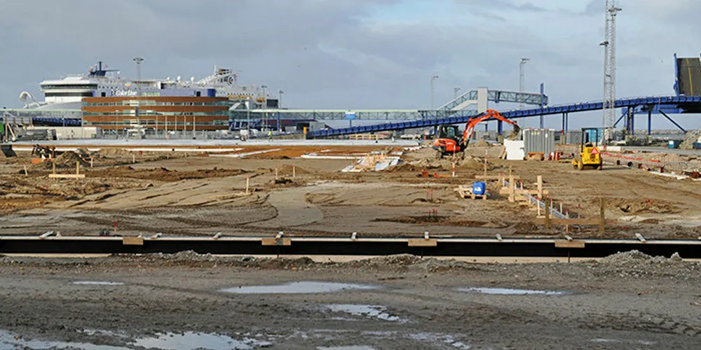 Det nye anlegget til Hav Line i Hirtshals havn er nå i ferd med å bli bygget. 16.000 kvadratmeter fundament er nå ferdig støpt like ved fergeanløpene til Norge og Færøyene.