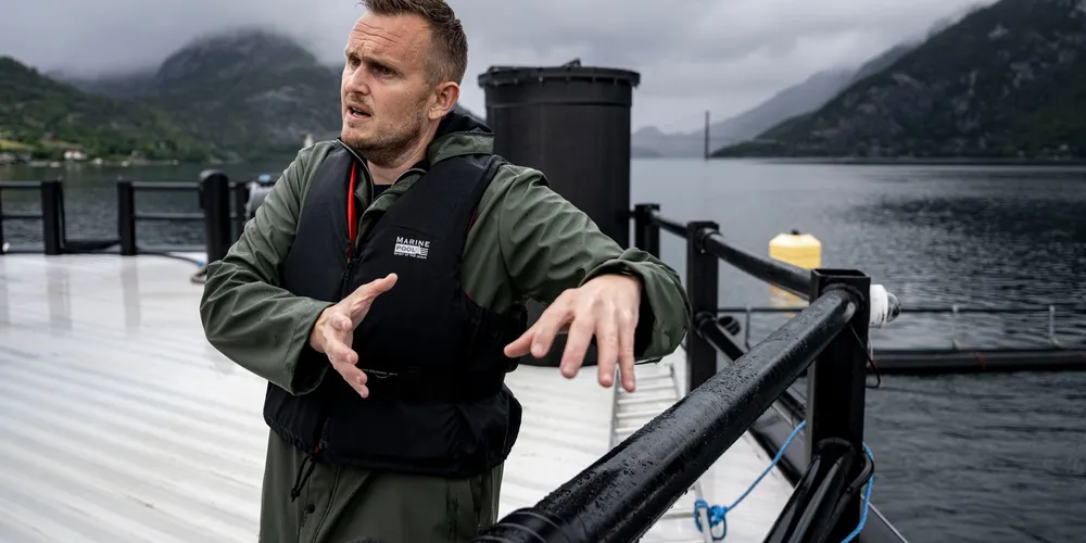 Daglig leder i Fishglobe Technologies, Tor Magne Madsen, viser frem selskapets produkter ved Lysefjorden.
