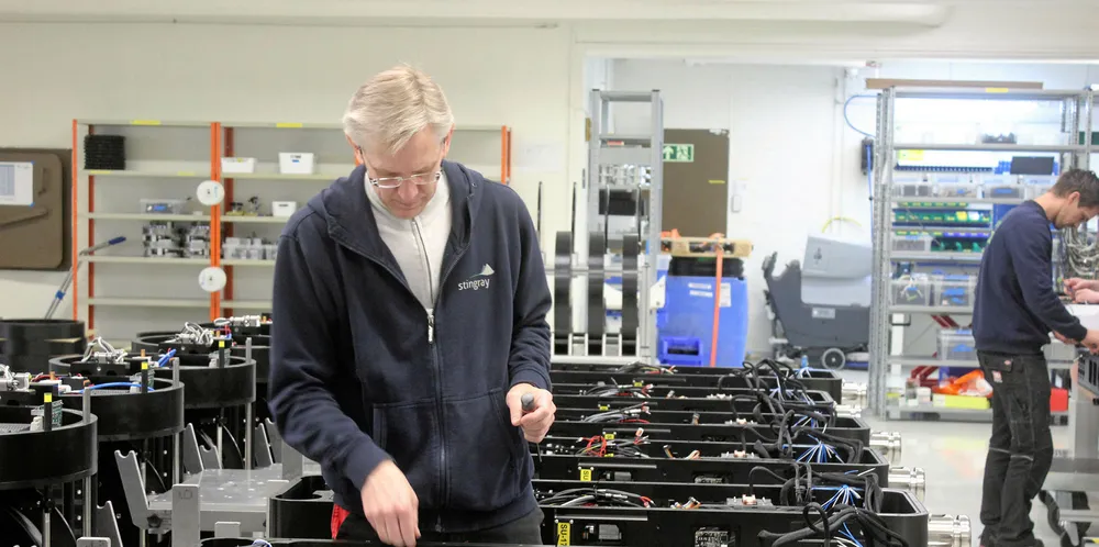 Produksjonsmedarbeider Tom A. Pettersen i ferd med å ferdigstille Stingray sine noder