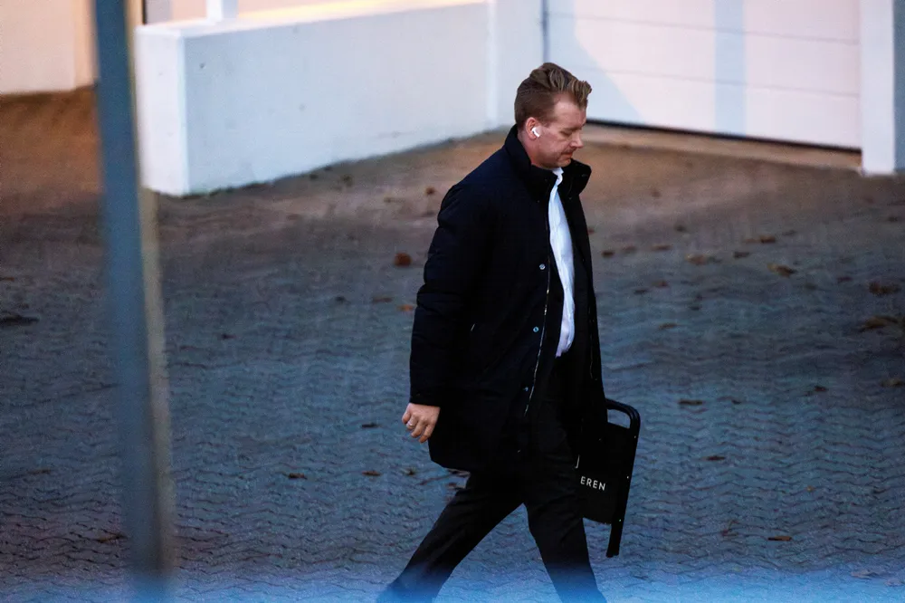 Eiendomsmegler Marius Aasen brøt både loven, god meglerskikk og interne retningslinjer da han pushet eiendommer for 280 millioner kroner på en 26 år gammel gravemaskinfører, ifølge Finanstilsynet. Bruddene fikk ingen konsekvenser.