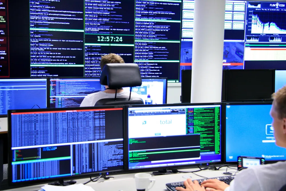 Bilde av operasjonssentralen til Nasjonal sikkerhetsmyndighet (NSM) i Oslo som er nasjonal varslings- og koordineringsinstans for alvorlige dataangrep og andre ikt-sikkerhetshendelser.