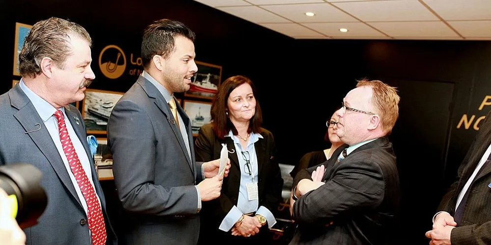 Reder Paul Harald Leinebø (t.v.), Daniel Harbo Pinheiro og Karina Remø Leinebø tok imot fiskeriminister Per Sandberg i Brussel. Foto: Vidar Alfarnes