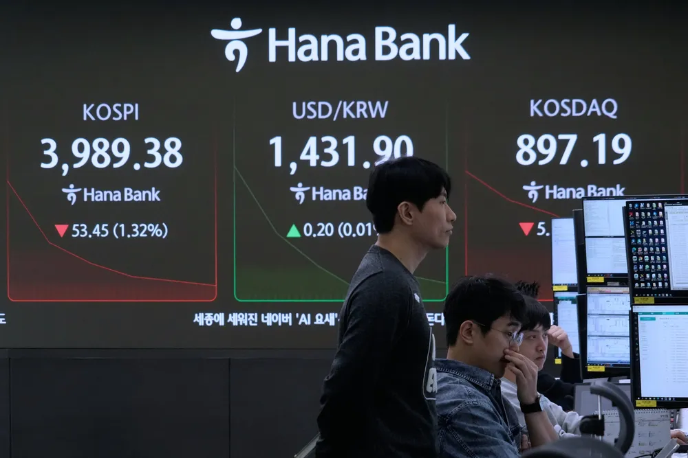 Asia-børsene har tatt et hvileskjær før Fed kommer med renteavgjørelse og noen av verdens største teknologiselskaper kommer med resultater senere denne uken. Her fra Hana Bank i Seoul tirsdag formiddag.