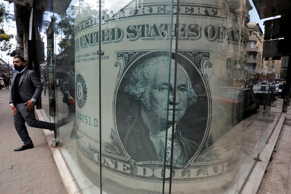Alle vil ha dollar når det er panikk i finansmarkedene. Bildet er fra et vekslingskontor i Kairo.