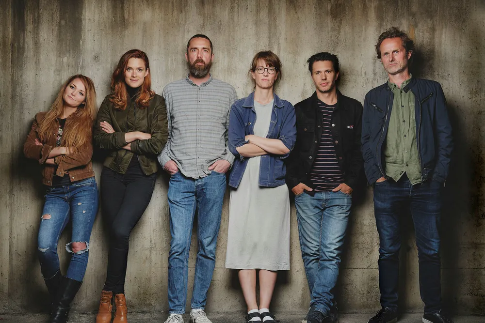 Serieskaperne bak «Beforeigners» er Eilif Skodvin og Anne Bjørnstad (i midten). Her er de omgitt av skuespillerne Ágústa Eva Erlendsdóttir og Krista Kosonen (til venstre) og Nicolai Cleve Broch og regissør Jens Lien (til høyre).