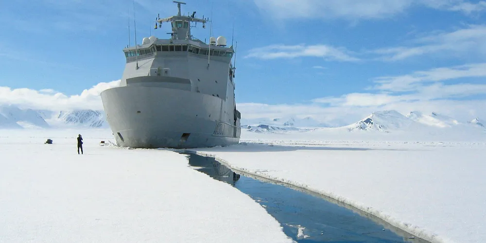 KYSTVAKTEN: Kystvakten skal øve på redning i polare strøk denne måneden. Her ser vi KV «Svalbard» på udramatisk oppdrag i Van Mijenfjorden, tidligere Lågfjorden, en fjord på vestsiden av Spitsbergen på Svalbard.