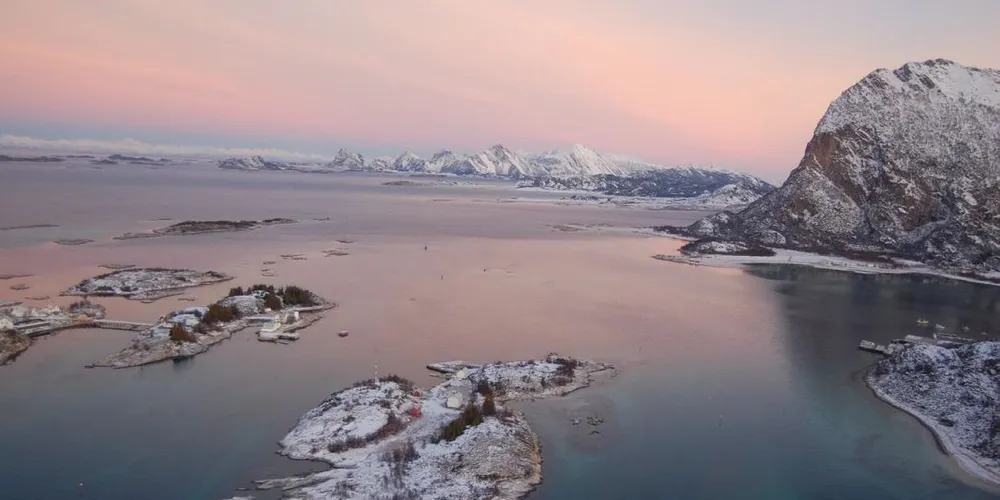 Den nordlige innseilingen fra Grøtøyleden. Midt i bildet er øya Mannshausen, Nordskott ser en til høyre i bildet, og Naustholmen til venstre med bro over til Grøttøya. Arbeidet med farleden skal skje mellom Mannhausen og Nordskott. Foto: Kystvakten