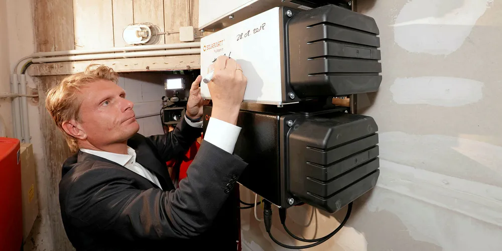 State secretary at the economics ministry, Thomas Bareiß, during the installation of the 100,000th solar storage system in Germany