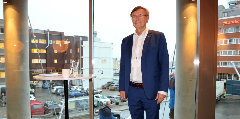 Tromsøs varaordfører Jarle Aarbakke (Ap) og hans parti sikret flertall for at kommunestyret når går bort fra kravet om lukkede anlegg, men i stedet stiller krav om at produksjonen skal benytte den til enhver tid beste miljømessige og tilgjengelige løsning for å hindre utslipp, lus og rømming.