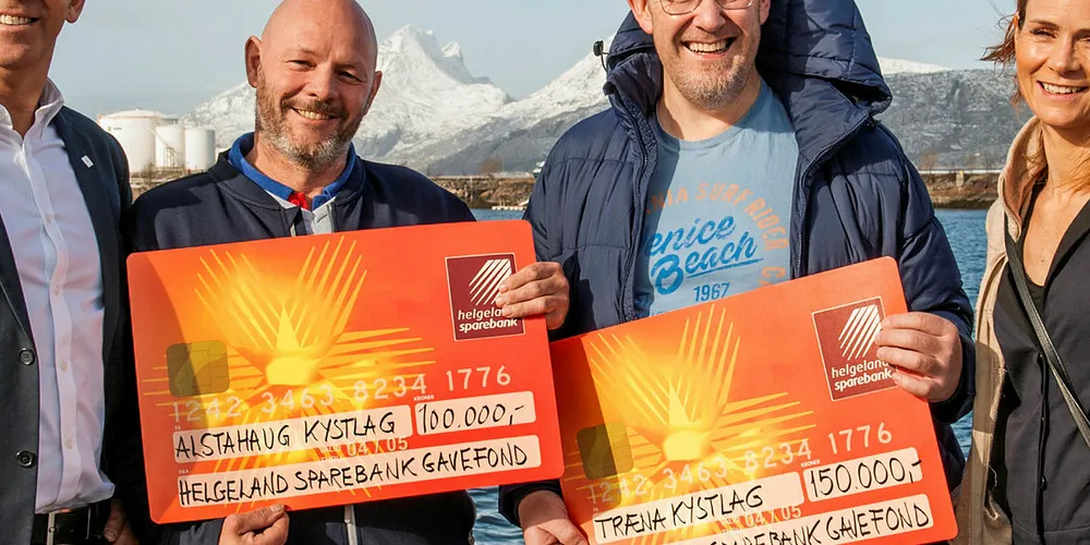 VIKTIG STØTTE: Helgeland Sparebank bidrar gjennom sitt gavefond til bevaring av kystkultur både i Alstahaug og på Træna. Personmarkedssjef Roar Myrstad og markeds- og kommunikasjonssjef Majken Hauknes overrakte gavesjekker til Jarl Rølvåg i Alstahaug Kystlag og Jan Petter Bjørnvik i Træna Kystlag.