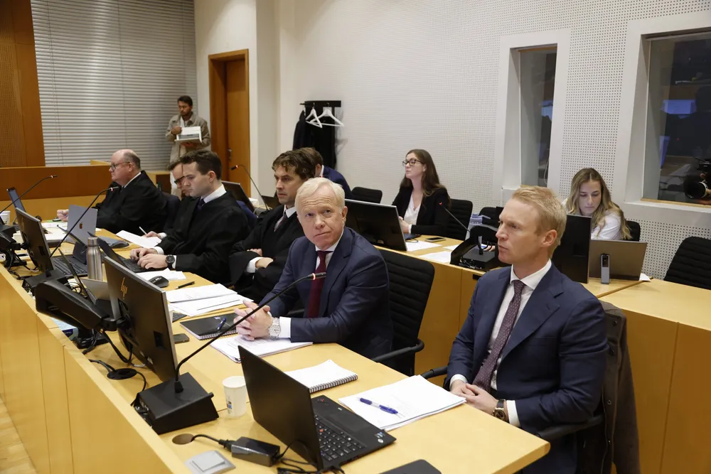 Investeringsdirektør Lars Petter Utseth (t.h.) og konsernsjef Bengt Rem følger med i retten på vegne av Kistefos-eier Christen Sveaas. Her flankert av deres advokater i Wiersholm og Nordia.