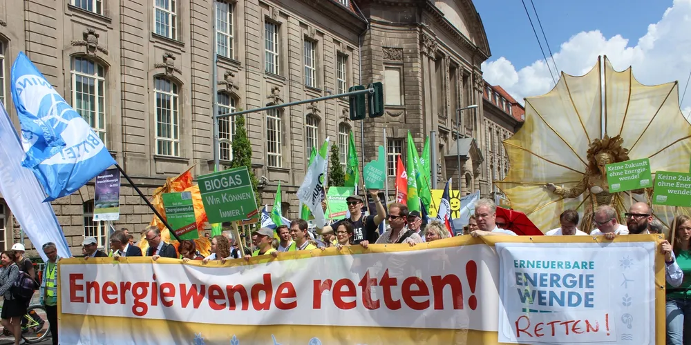 Thousands march through Berlin to 'save the Energiewende' (photo Michael Friedrich/Greenpeace Energy)