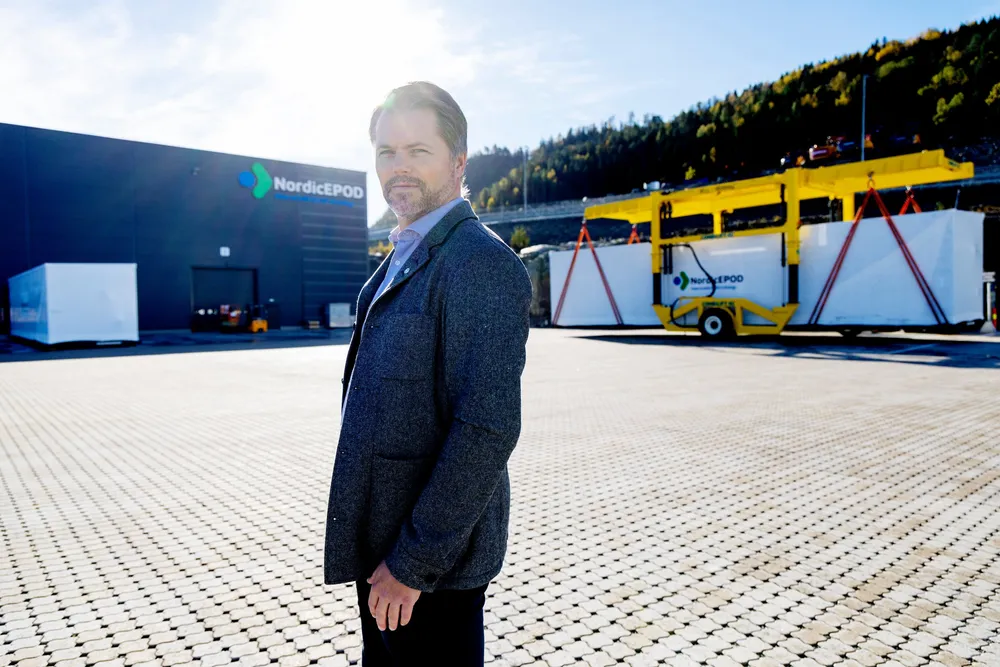 Fra fabrikken på et næringsområde i Sande rulles spesialutrustede containere til datalagringssentre ut nærmest på løpende bånd. Rolf Storøy er toppsjef i CTS Nordics som nå står bak byggingen av en rekke store datasentre.