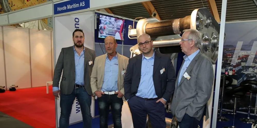 Den nye og den gamle generasjon var likt representert på Hovde-standen under Lofotfishing. Fra venstre Hallvard Hovde, Odd Rane Hovde, Kim Ness og Rolf Mortensen. Foto: Jon Eirik Olsen