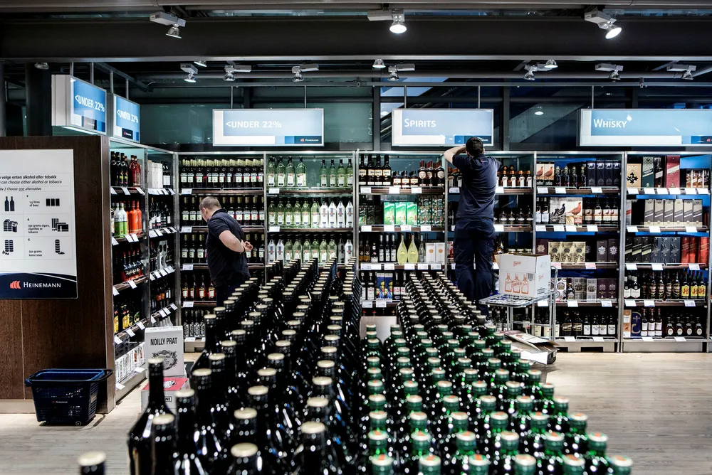 DN har på lederplass argumentert for å fjerne taxfree for ikke å gi billig alkohol i premie til folk som flyr, og i stedet senke alkoholavgiftene innenlands tilsvarende. Her fra taxfreebutikken på Gardermoen.