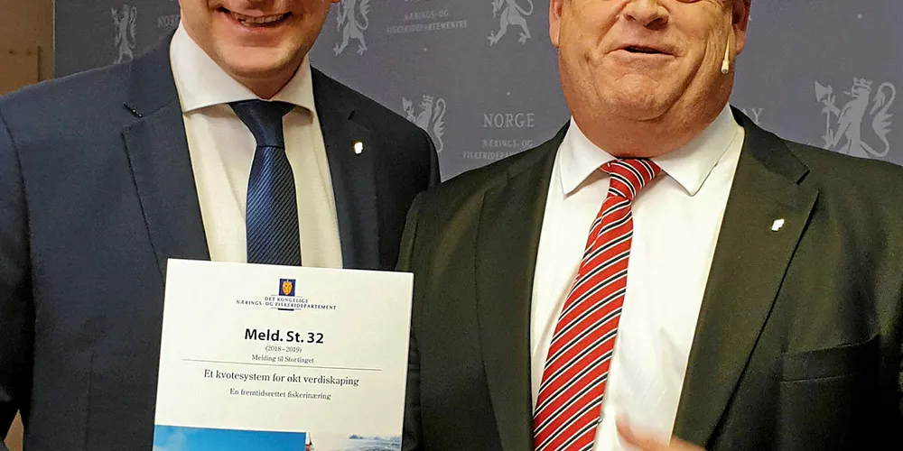 KVOTEMELDINGEN: Fiskeriminister Harald T. Nesvik og statssekretær Roy Angelvik la frem den omdiskuterte kvotemeldingen 21. juni i år.