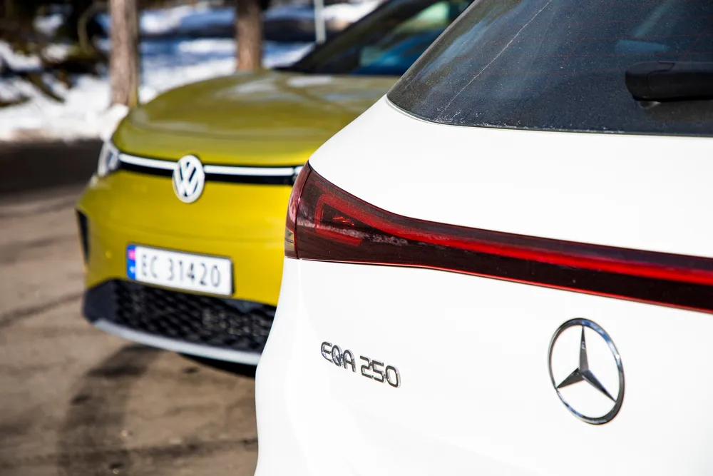 Slaget om elbilmomsen er ikke over. SV vil utsette endringene. Bilder viser elektriske Mercedes-Benz EQA (hvit) til høyre og Volkswagens ID.4.