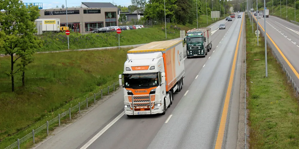Det meste av laksen sendes ut via trailer. Her fra E6 i Moss, ikke så langt fra Svinesund.