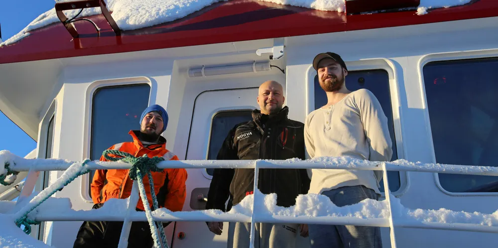 Eier Tor Arnfinn Pleym med sønnen Andreas og mannskap på Myre etter aller første prøvetur i Egga nå i februar.