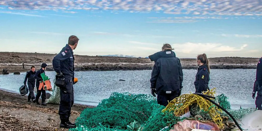 FRA FISKERIENE: En stor del av søppelet i havet kommer fra fiskeflåten. Her har Kystvakten ryddet søppel på Kiepertøya sør i Hinlopen på Svalbard.