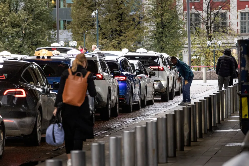 I midten av januar ble det innført makspris ved praiing av taxi på gaten og på holdeplasser. Flere taxi-selskaper står her og venter på kunder ved Oslo Sentralbanestasjon.
