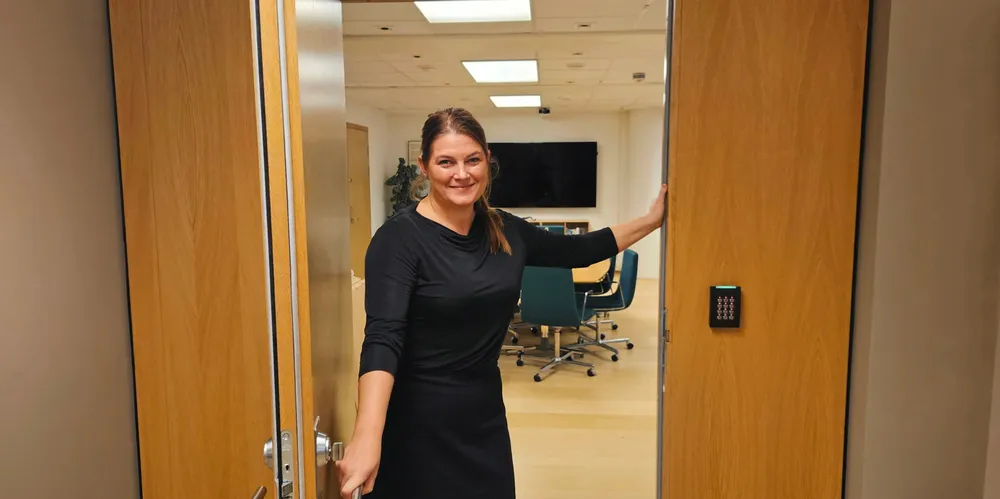 Fiskeri- og havminister Cecilie Myrseth (Ap), her på sitt kontor i Nærings- og fiskeridepartementet.