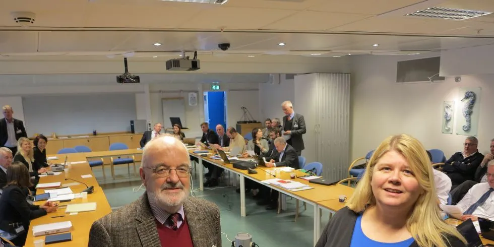 EUs forhandlingsleder John Spencer og Norges forhandlingsleder Ann Kristin Westberg, fiskeri- og kystdepartementet