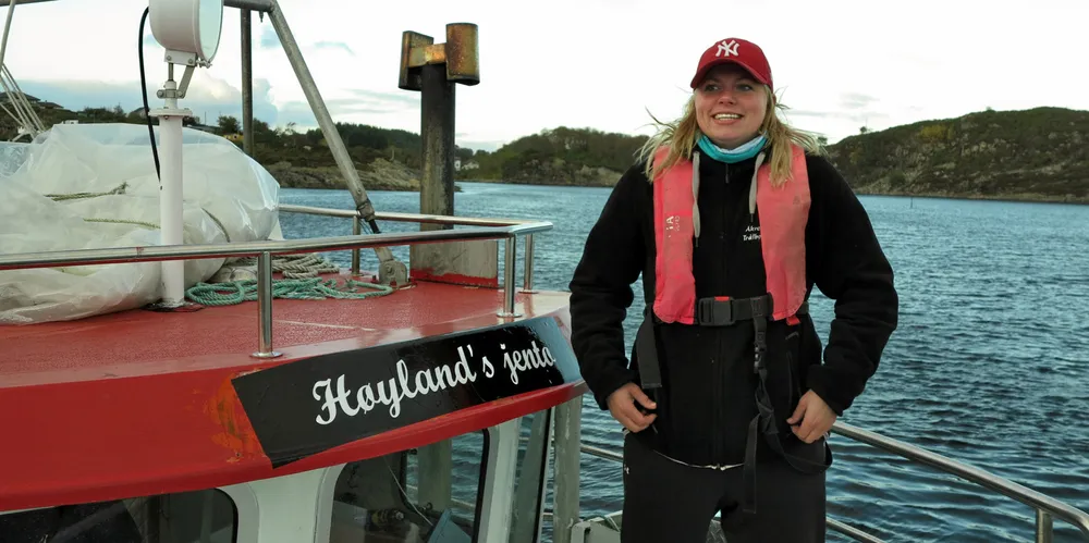 Inger-Marie Høyland foran viksundsjarken «Strilajento».
