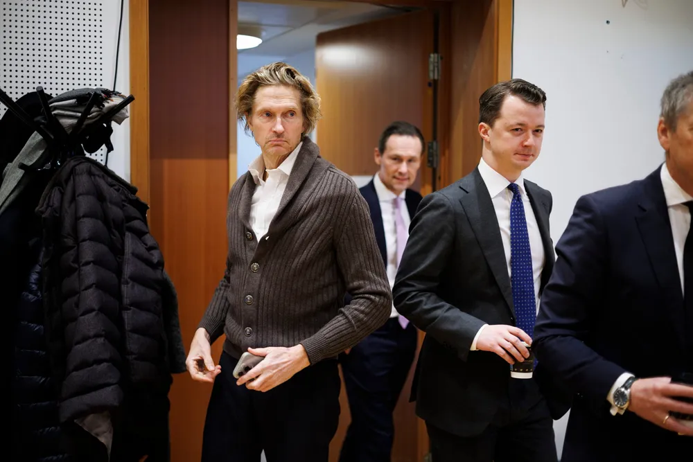 Investor Eigil Spetalen (t.v) vitner i retten, etter å ha blitt kalt inn av saksøkerne. Her er han omringet av de saksøktes advokater.