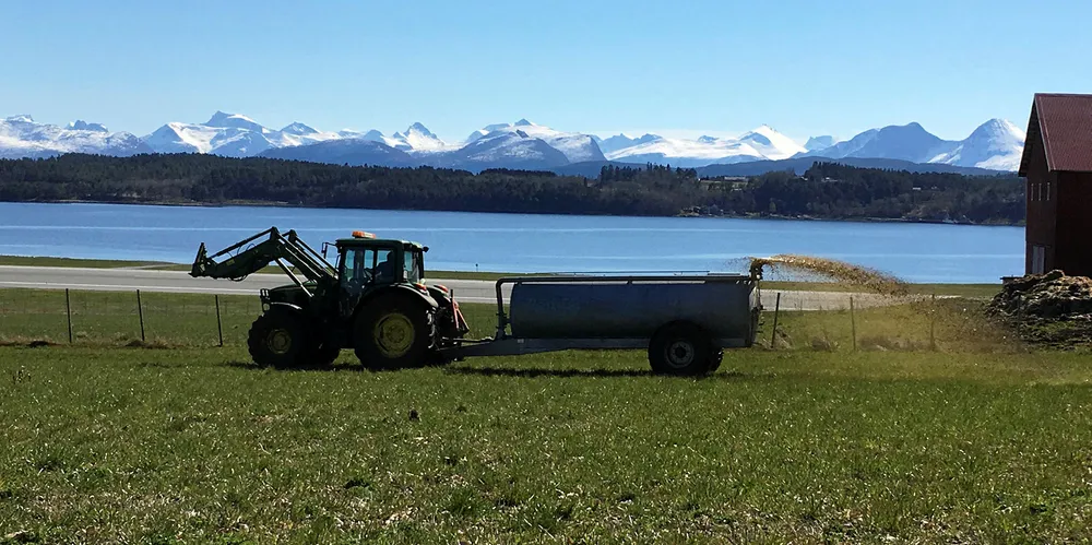Illustrasjonsfoto: Spredning av husdyrgjødsel på eng på Årø i Molde.