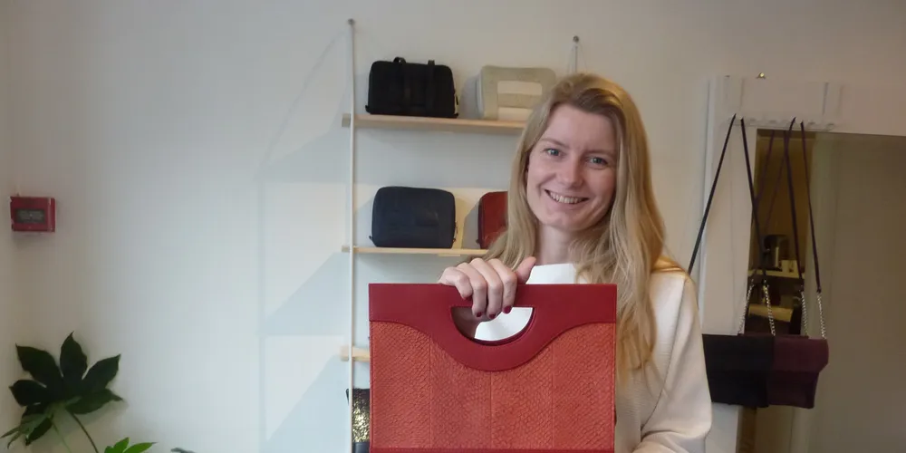 Motedesigner Elisabeth Benonisen med eget firma, Eben. (Foto: Bent-Are Jensen)
