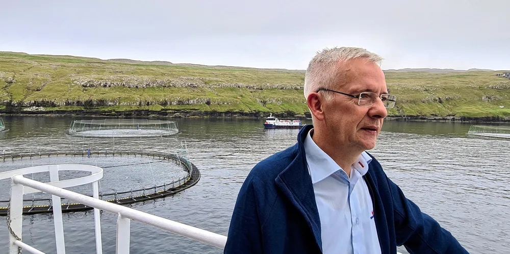 Bakkafrost-sjef Regin Jacobsen. Her ver sjølokaliteten Gulen (A02) rett utenfor Torshavn.