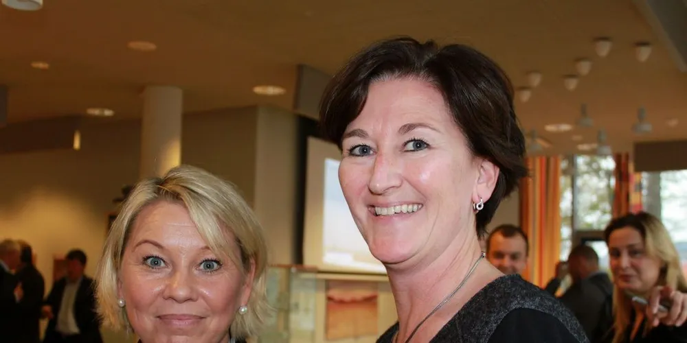 Anne-Kristine Øen (t.h.) tek over som sjef i Salmon Group. Her saman med næringsminister Monica Mæland (t.v.). Foto: Maritimt Forum