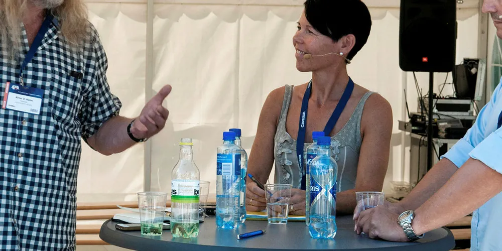 HØY TEMPERATUR: Fra Speakers corner på Aqua Nor-messen 2015. Arne O. Holm (t.v.), Norunn Myklebust – administrerende direktør i Norsk institutt for naturforskning (NINA) og Odd Strøm – Administrerende direktør for Nova Sea på Lovund diskuterte oppdrett og miljø under forrige messe. Også i år blir det mye debatt og faglig program.