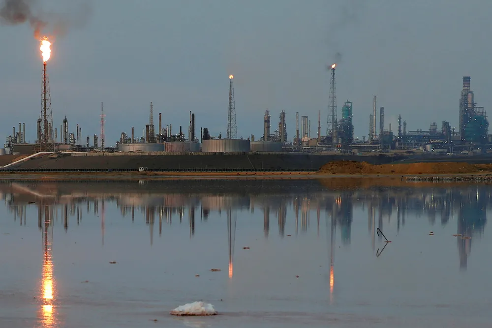 Oljeeksporten fra Venezuela er alt halvert på tre år og kan stupe ytterligere. Her fra raffinerikomplekset Paraguaná i Punto Fijo, som er et av verdens største og tilhører statsoljeselskapet PDVSA.