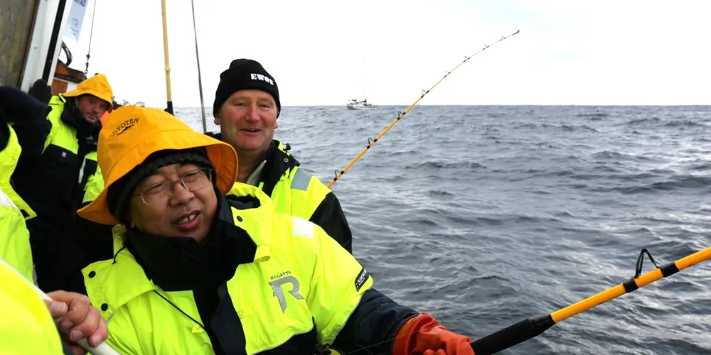 Fiskere på Lofothavet: Kinas ambassadør Wang Min (fremst), daglig leder Tore Lundberg (t.h.) i Gratanglaks og administrerende direktør Geir Ove Ystmark i Sjømat Norge. (Foto: Privat)
