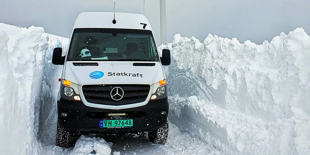 Det er kommet svært mye snø i Nord-Norge og ved Kjøllefjord vindpark i Finnmark startet scootersesongen to måneder tidligere enn normalt.