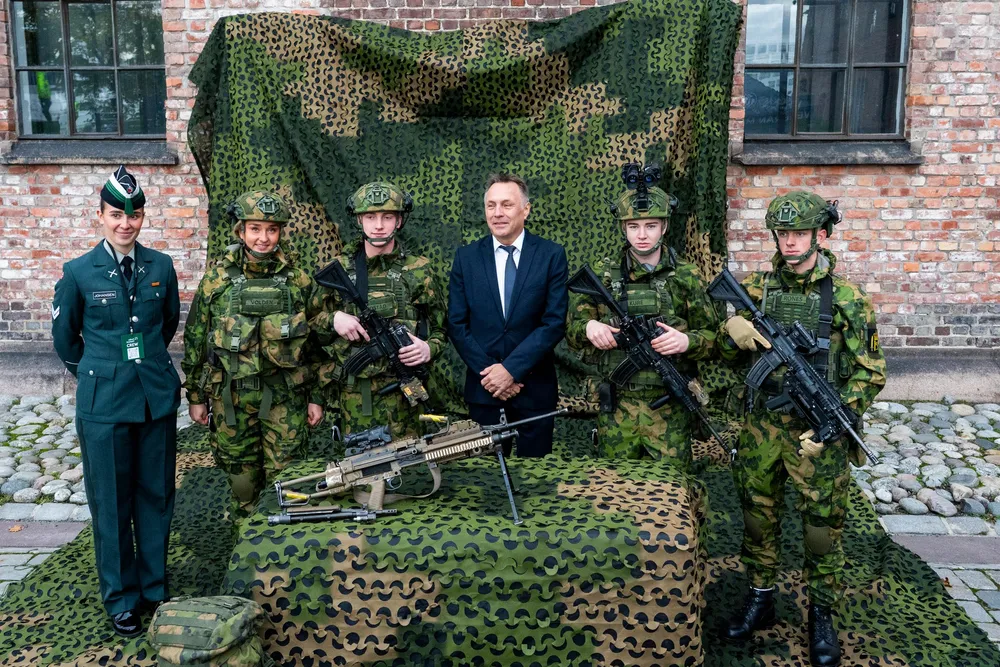 Forsvarsminister Tore Sandvik poserer med forsvarsutstyr under konferansen «Army Summit 2025» på Akershus festning i Oslo. Nå får han kritikk for hvordan utstyrsbudsjettet brukes.