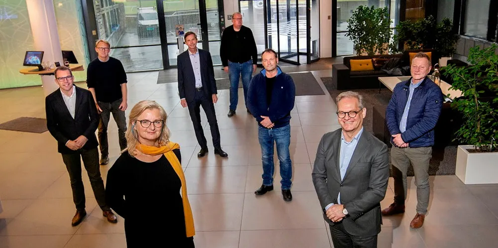 Styrene i Glitre Energi og Agder Energi har signert en intensjonsavtale om fusjon. Fremst på bildet: Ann-Christin Andersen, styreleder i Glitre Energi og Lars Erik Torjussen styreleder i Agder Energi.