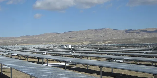With past utility-scale projects, like CVSR, SunPower has sold down its stake before construction