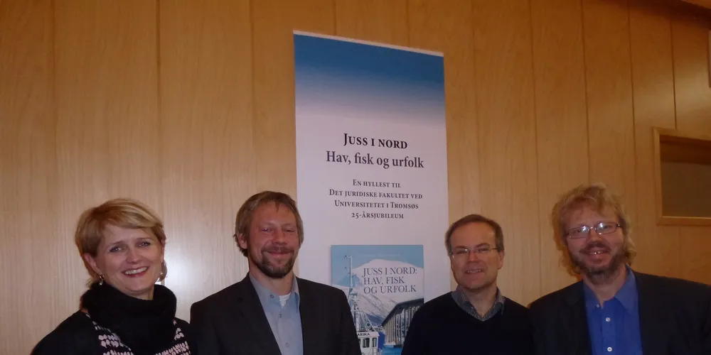Prodekan Lena Bendiksen, Gyldendal Juridisk’ forlagsredaktør Hans A. Tved og de to redaktørene Tore Henriksen og Øyvind Ravna. (Foto: Svein Kristian Arntzen)