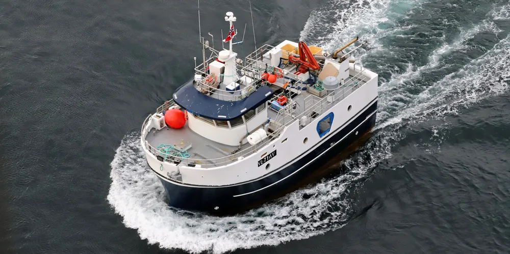 Her har Sivertsen-rederiet akkurat overtatt «Vestbas» og er på vei hjem fra Grovfjord Båtbyggeri, der partene møttes til båt-utveksling.