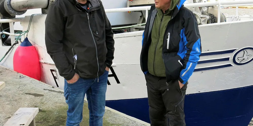 VIL IKKE HA HAVVINDMØLLER I FISKEFELT: Hammerfest-fiskerne Tore Mosesen (t.v.) og Jakob West sier at fiskerinæringen er sterkt imot at det kommer en havvindmøllepark utenfor Sørøya slik OED foreslår. Området er et godt og mye brukt fiskefelt, sier de to.