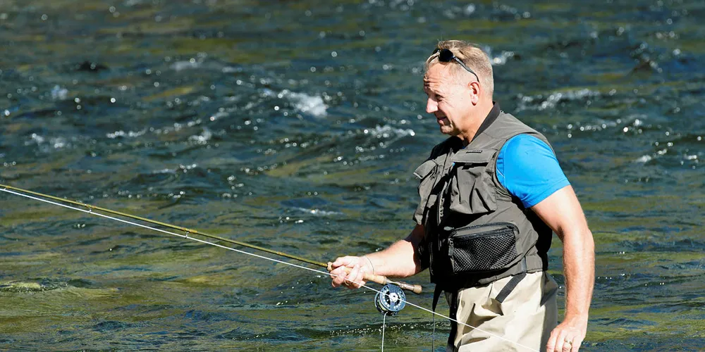 LÆRDAL: Ein ivrig fiskar testar fiskelykka i Lærdalselva, men sjansen for å få villaks i Lærdalselva minimal.