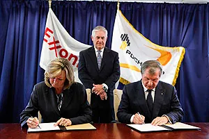 Signing: ExxonMobil official Sara Ortwein (L) and Rosneft president Igor Sechin establish Arctic Research Centre