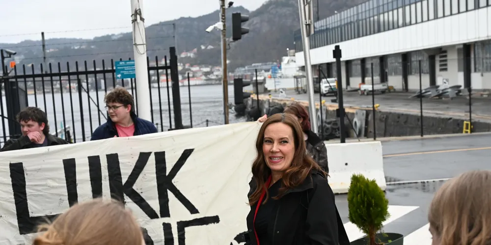 Marianne Sivertsen Næss presenterte havbruksmeldingen i Bergen. Utenfor hadde Natur og Ungdom en markering for å få forbud mot åpne merder.