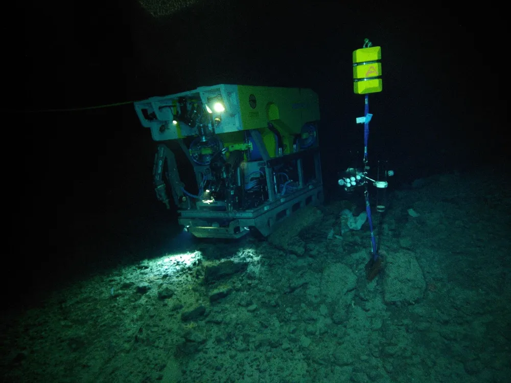 Leteselskapet Adepth har brukt denne kjerneboringsriggen på forskningstokt på Mohnsryggen, midt mellom Jan Mayen. Ifølge selskapet kan de sikre at utvinningen av havbunnsmineraler skjer på en miljømessig ansvarlig måte.