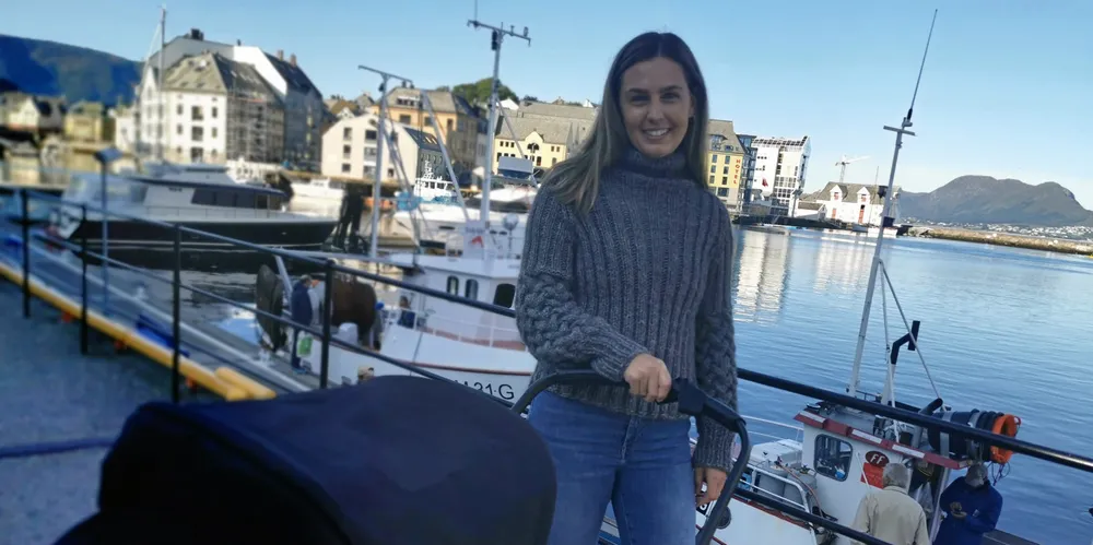 Vilde Oskarson med sønnen Billy (10 måneder) i vognen er viser vei for jenter inn i fiskeryrke. Takket være økt fokus på likestilling kan 2022 bli året til et taktskifte i næringen. Rekrutteringskvoter øremerket kvinner er riktig vei å gå.