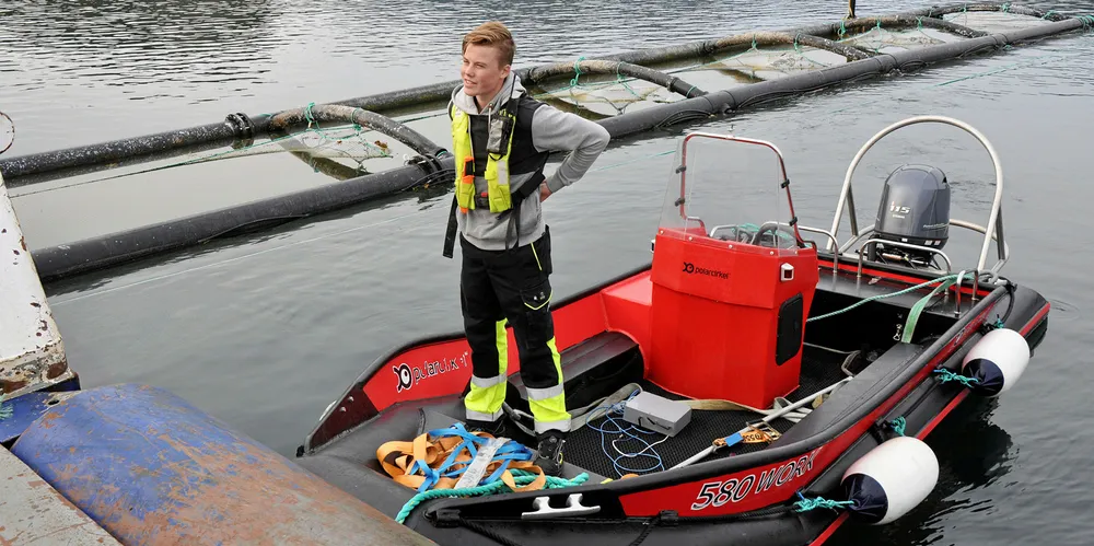 DEN SKAL TIDLIG KRØKES: Lærling Sander Nilsen som skipper på en RIB. Seinere blir han kanskje skipper på ei større skute.